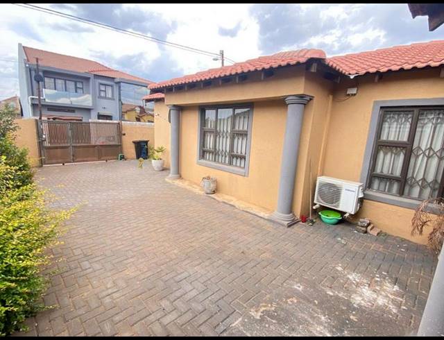 3 BEDROOM HOUSE FOR SALE IN PROTEA GLEN